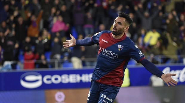 Enric Gallego festeja un gol con el Huesca.